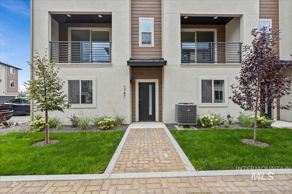 Photo of 1655 W Burlison Ln #17, Boise, ID 83705 (MLS # 98964109)