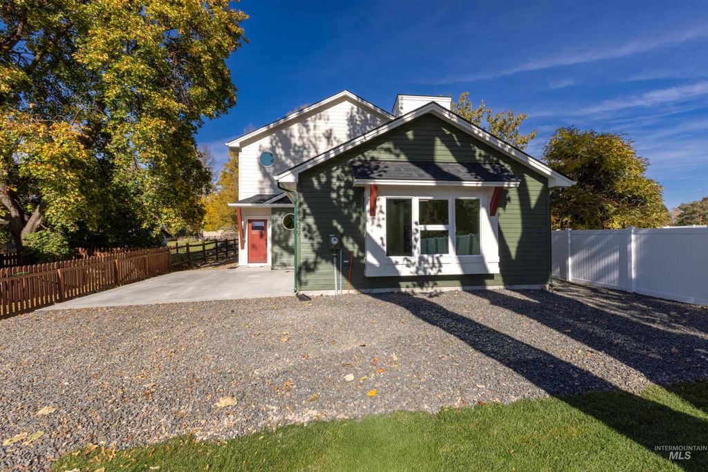 Photo of 1409 Uvalde St, Caldwell, ID 83605 (MLS # 98966448)