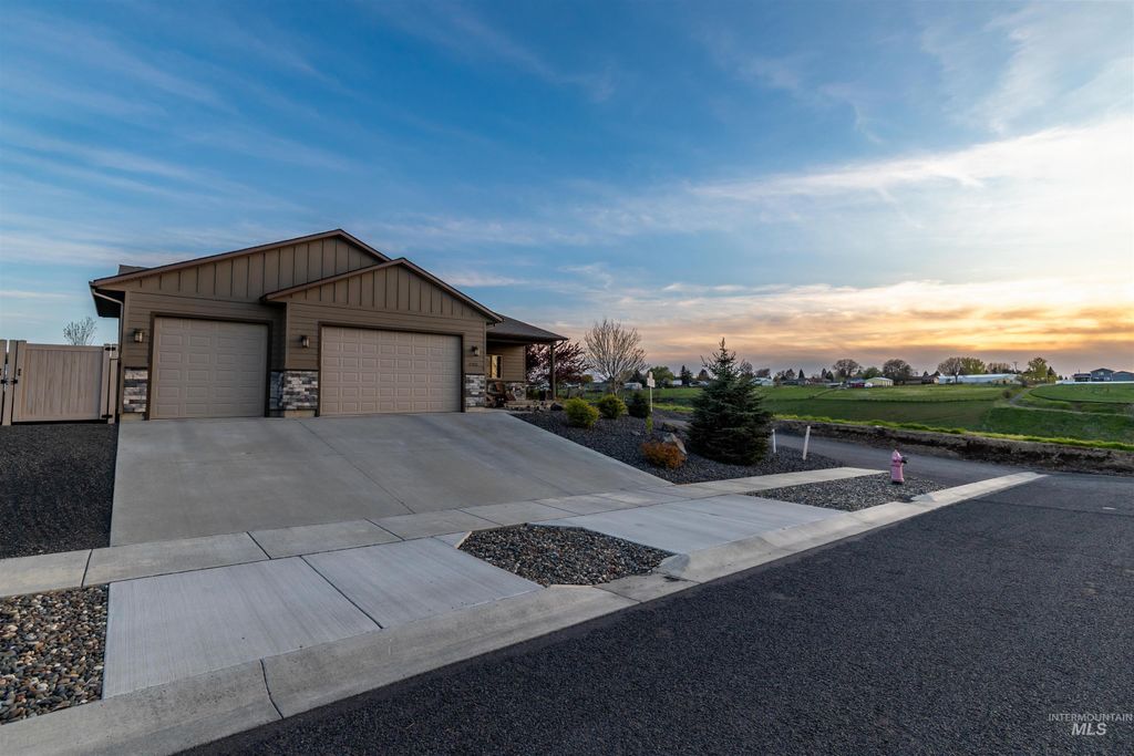 Photo of 1702 Pioneer Dr, Lewiston, ID 83501 (MLS # 98984029)