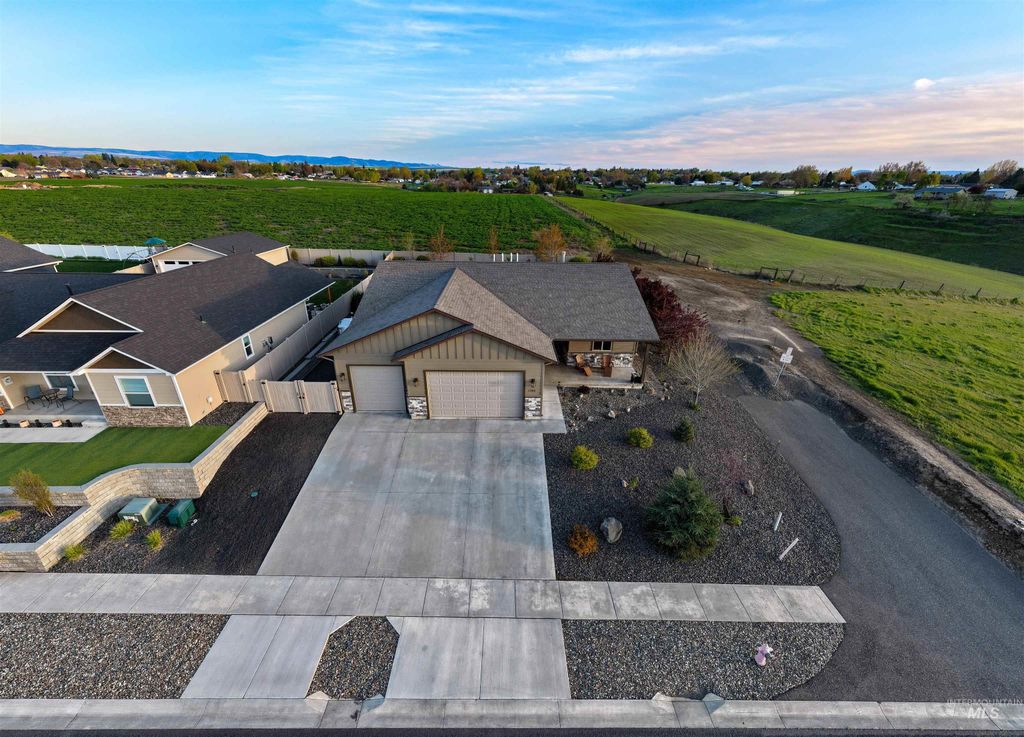 Photo of 1702 Pioneer Dr, Lewiston, ID 83501 (MLS # 98984029)