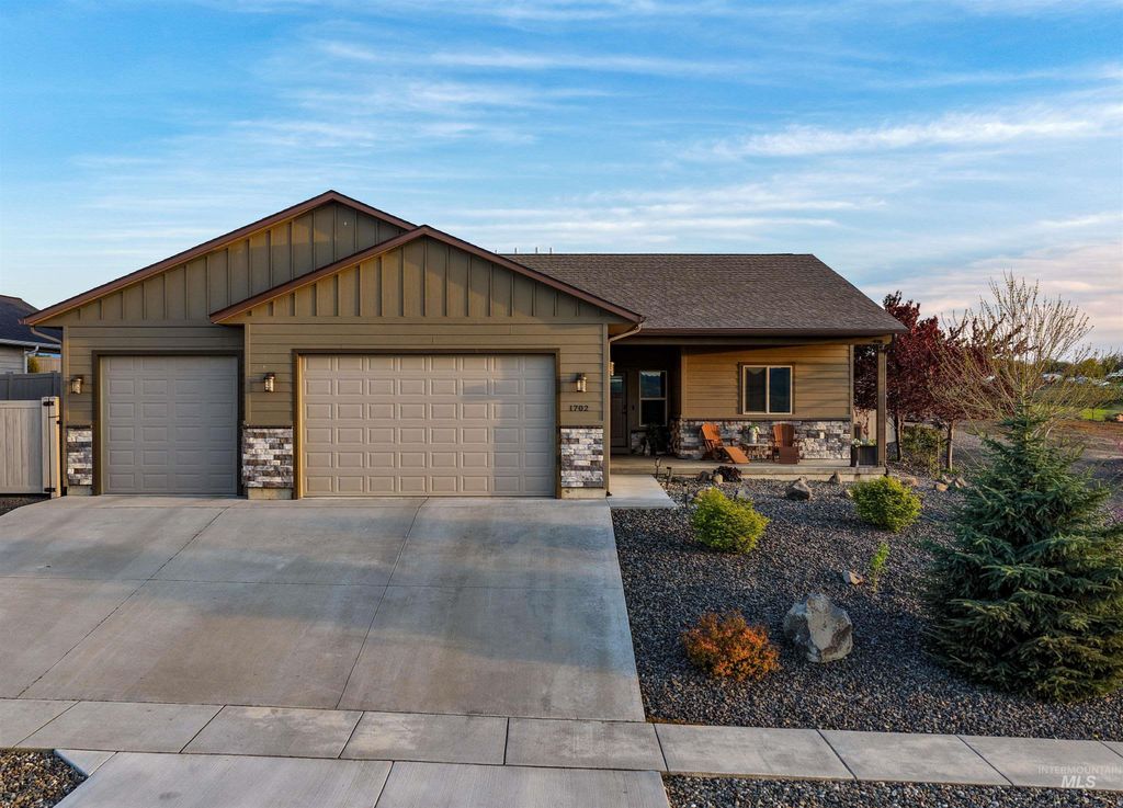 Photo of 1702 Pioneer Dr, Lewiston, ID 83501 (MLS # 98984029)