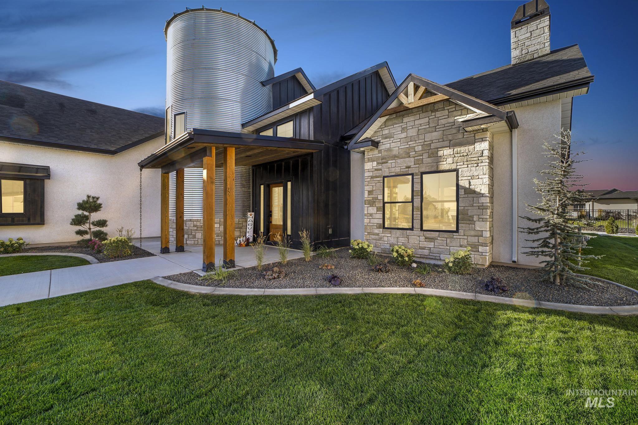 1580 Clear Creek Loop