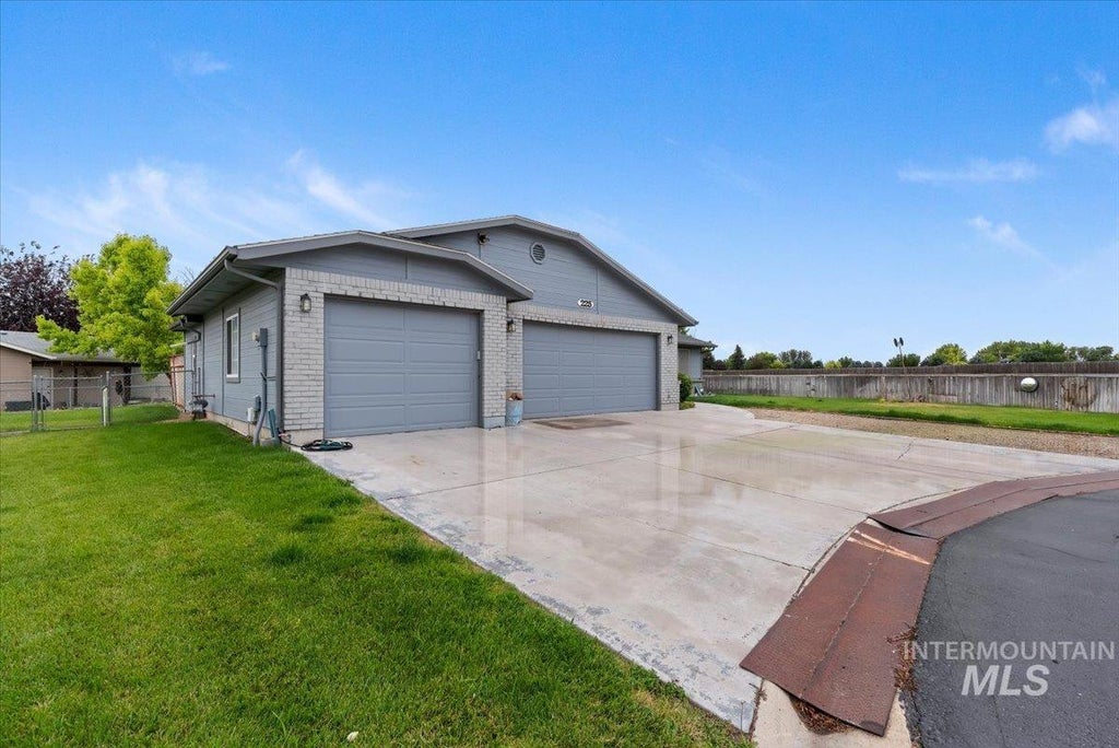 Photo of 1100 Burnett Dr #225, Nampa, ID 83651 (MLS # 98992619)