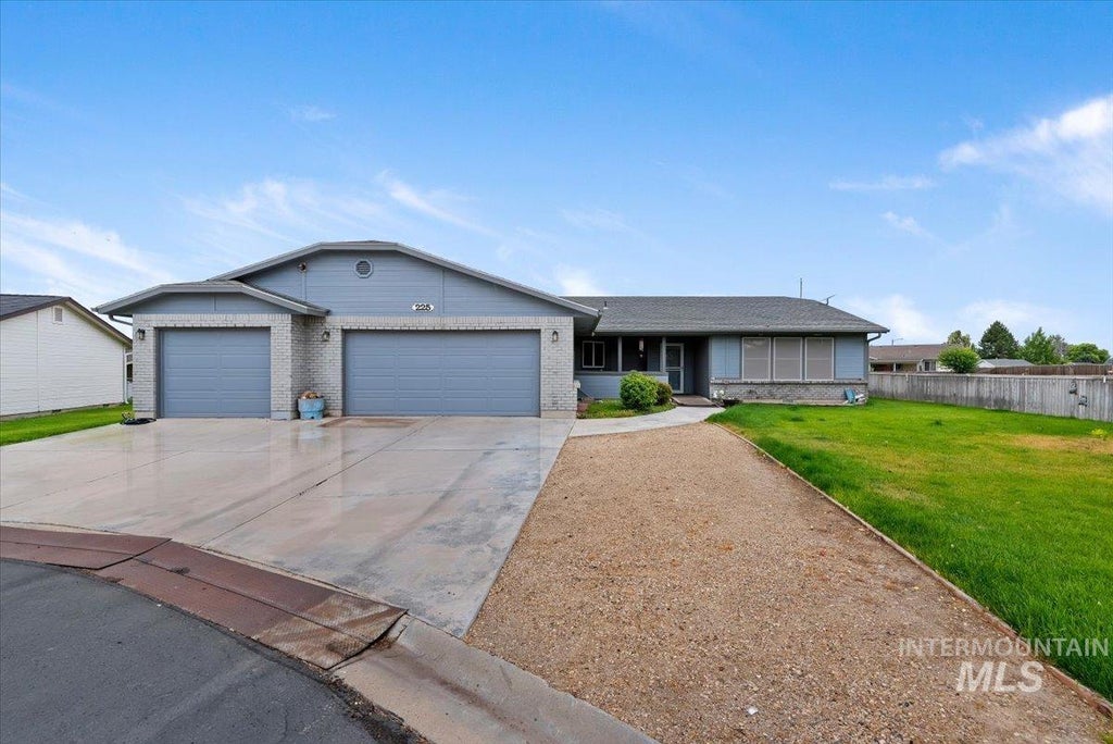 Photo of 1100 Burnett Dr #225, Nampa, ID 83651 (MLS # 98992619)