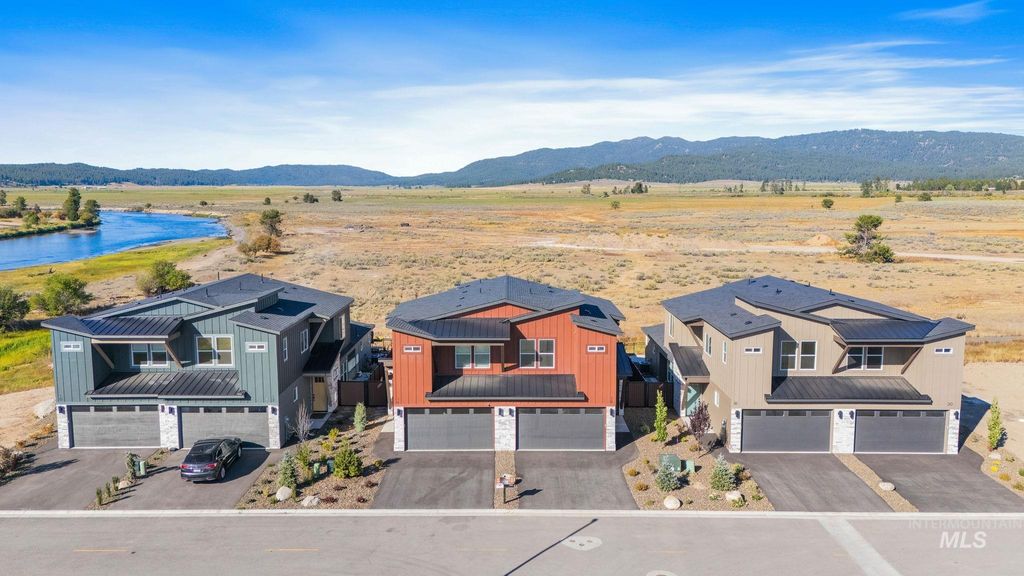 Photo of 24 Bridger St, Cascade, ID 83611 (MLS # 98975734)