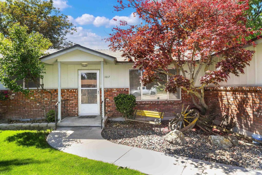 Photo of 1017 W Yost Ave, Meridian, ID 83646 (MLS # 98987593)