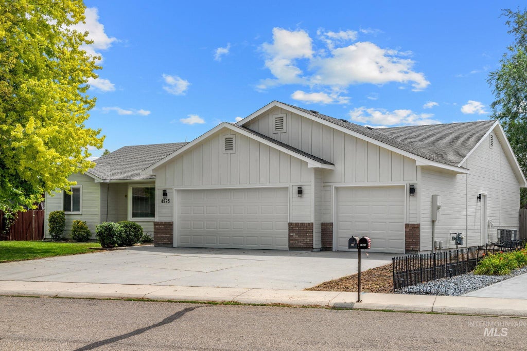 Photo of 4925 W Tournament Dr, Meridian, ID 83646 (MLS # 99000865)