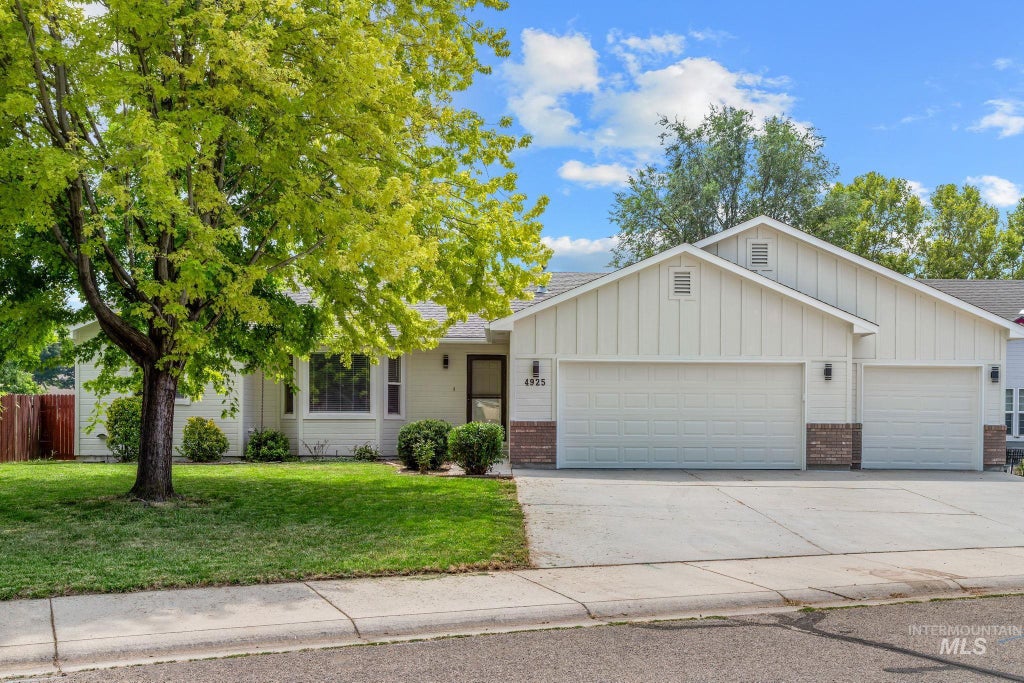 Photo of 4925 W Tournament Dr, Meridian, ID 83646 (MLS # 99000865)