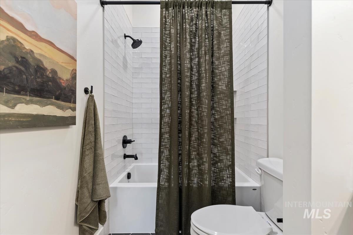 Full bath with shower / tub combo with curtain