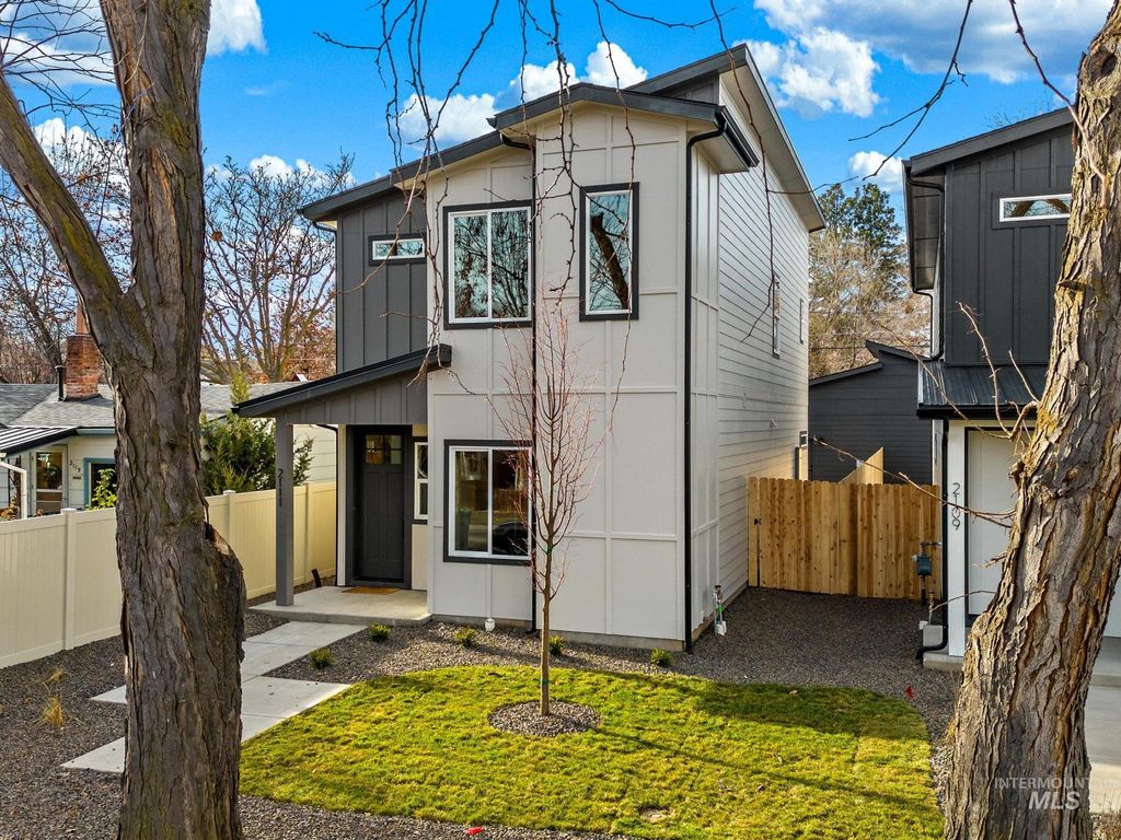 Photo of 2111 S Pacific St, Boise, ID 83705 (MLS # 98969697)