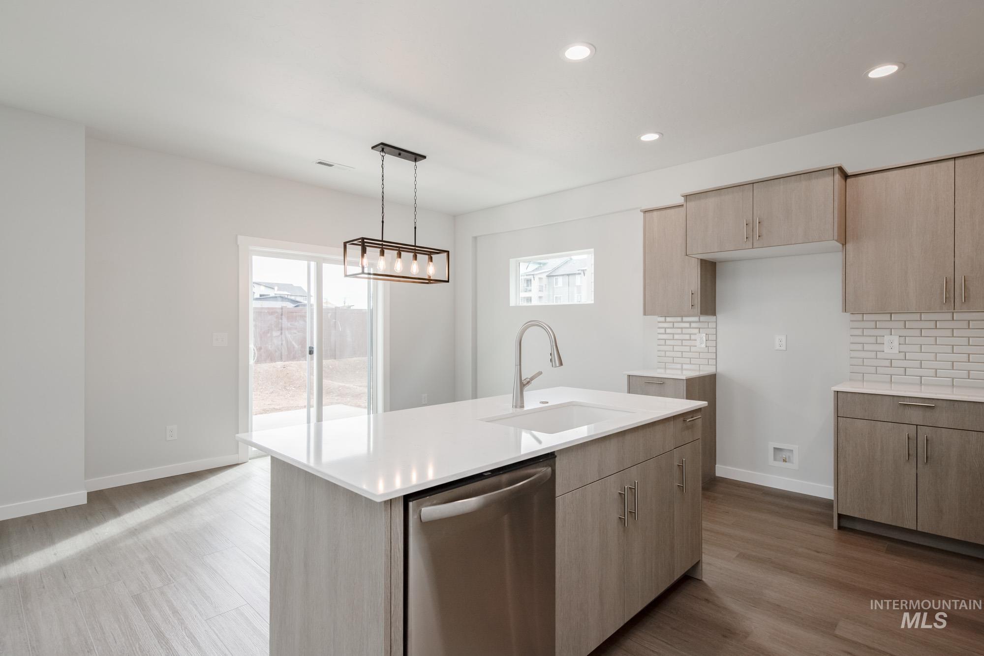 910 N Mirror Creek Way