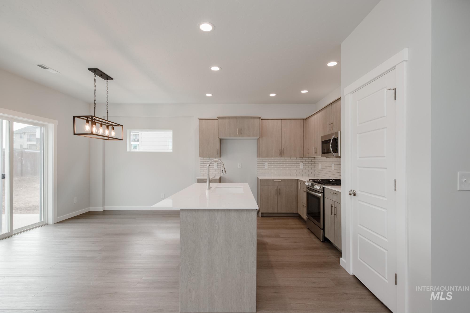 910 N Mirror Creek Way