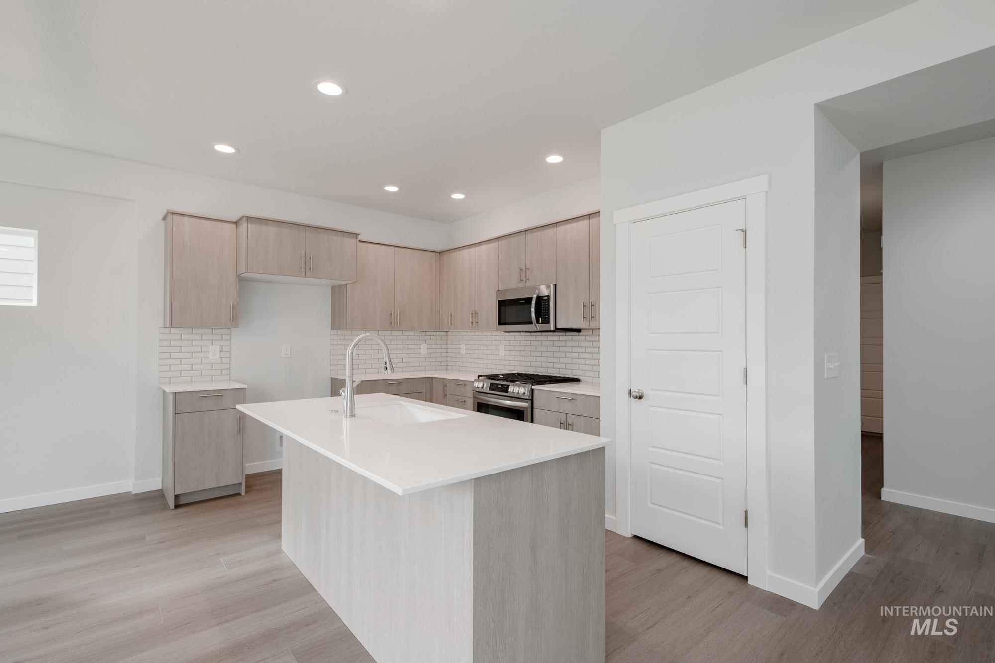 910 N Mirror Creek Way