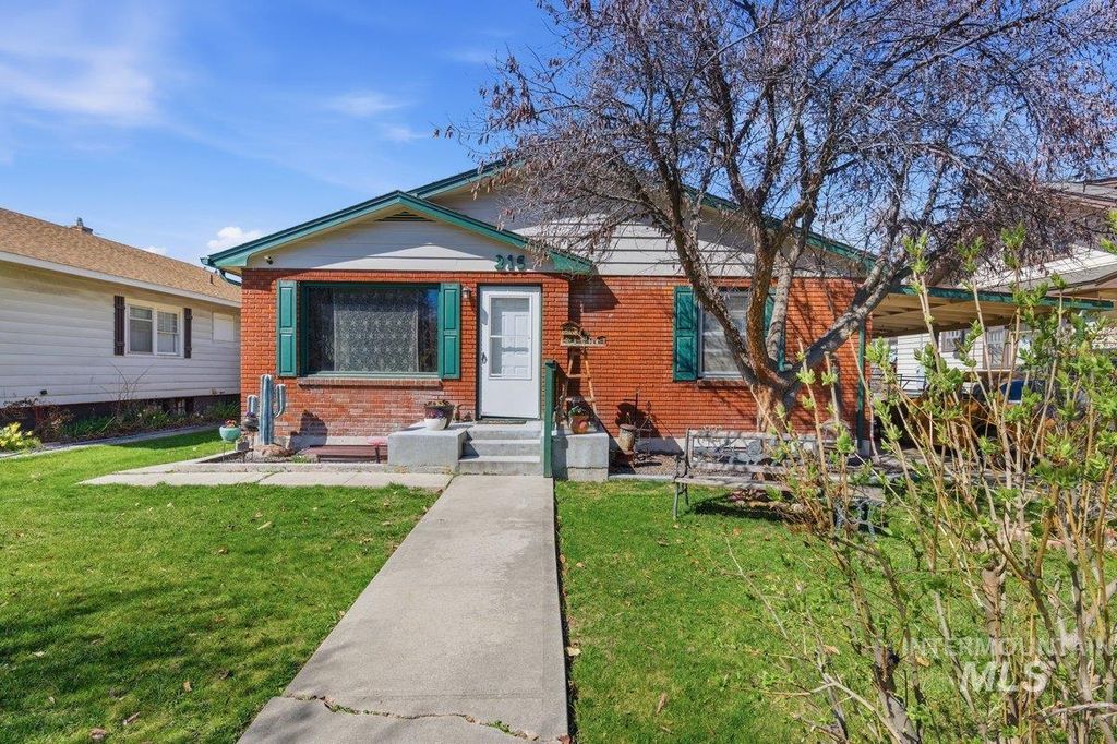 Photo of 215 17th Ave S Ave, Nampa, ID 83651 (MLS # 98978330)