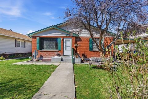 Photo of 215 17th Ave S Ave, Nampa, ID 83651 (MLS # 98978330)