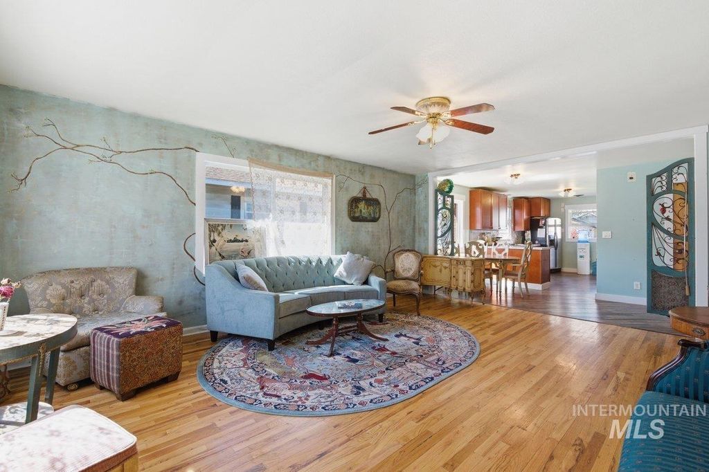 Photo of 215 17th Ave S Ave, Nampa, ID 83651 (MLS # 98978330)