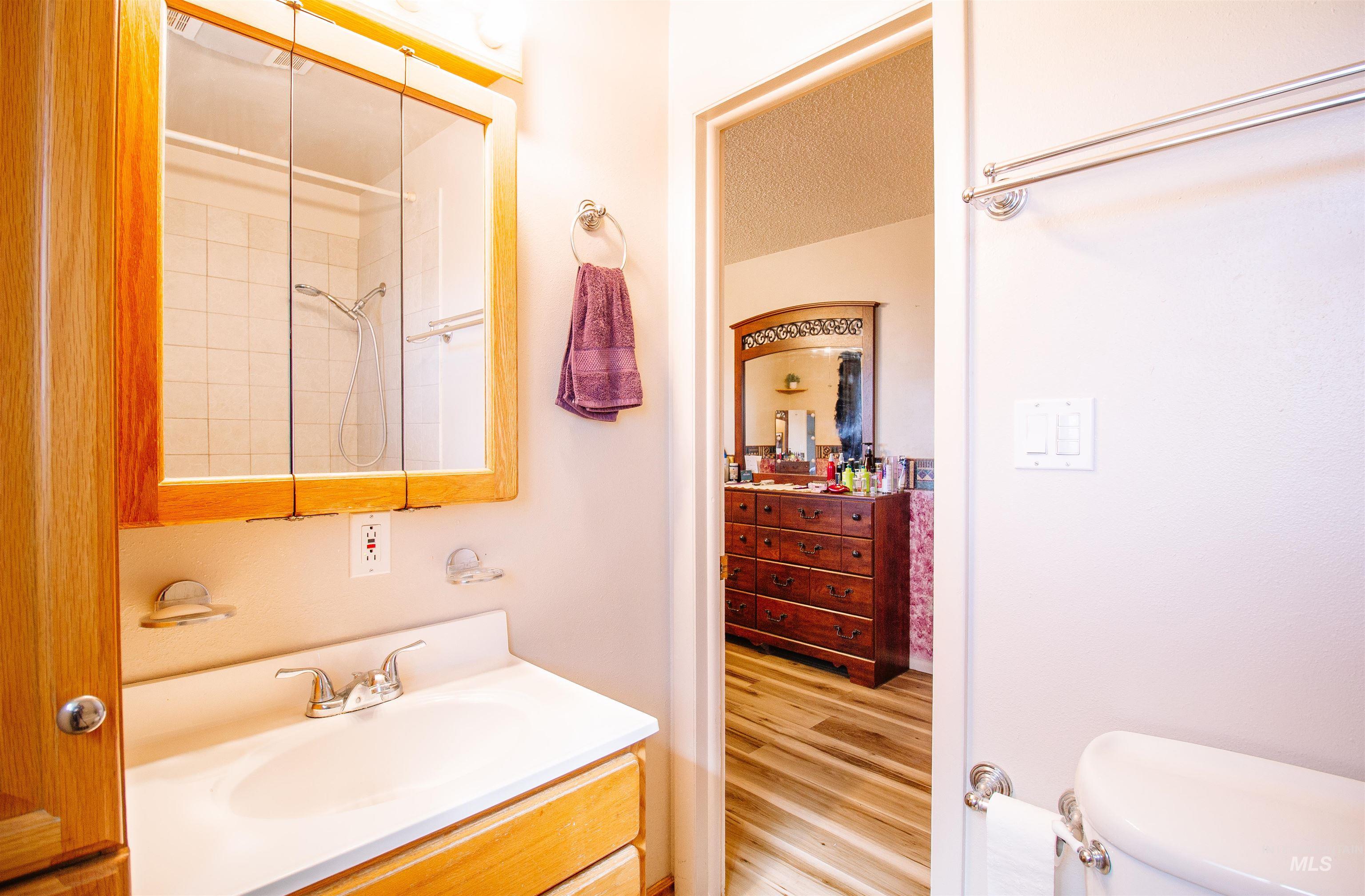 Twin Falls, Idaho 83301, United States, 3 Bedrooms Bedrooms, ,2 BathroomsBathrooms,Residential,Pending,79398