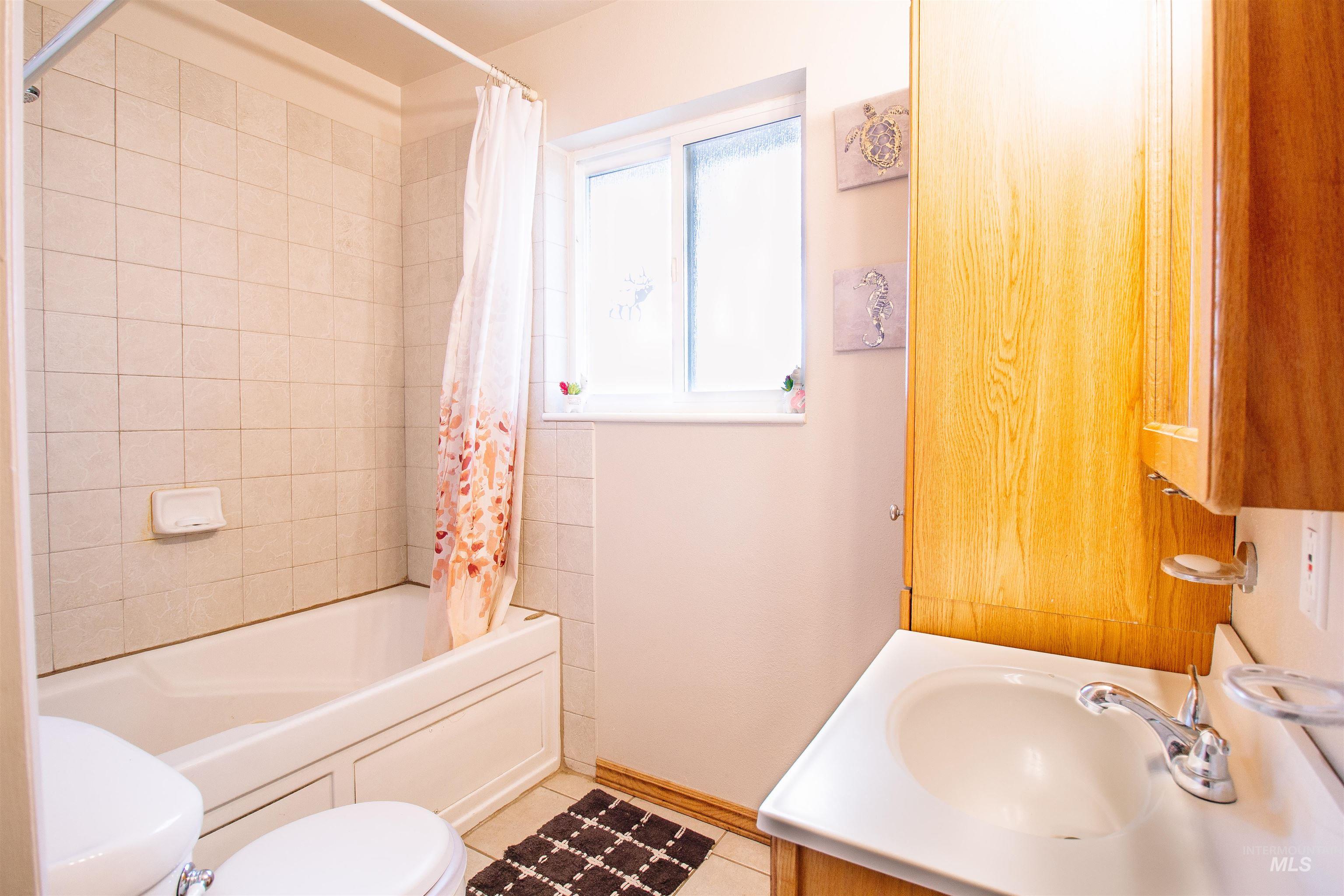 Twin Falls, Idaho 83301, United States, 3 Bedrooms Bedrooms, ,2 BathroomsBathrooms,Residential,Pending,79398