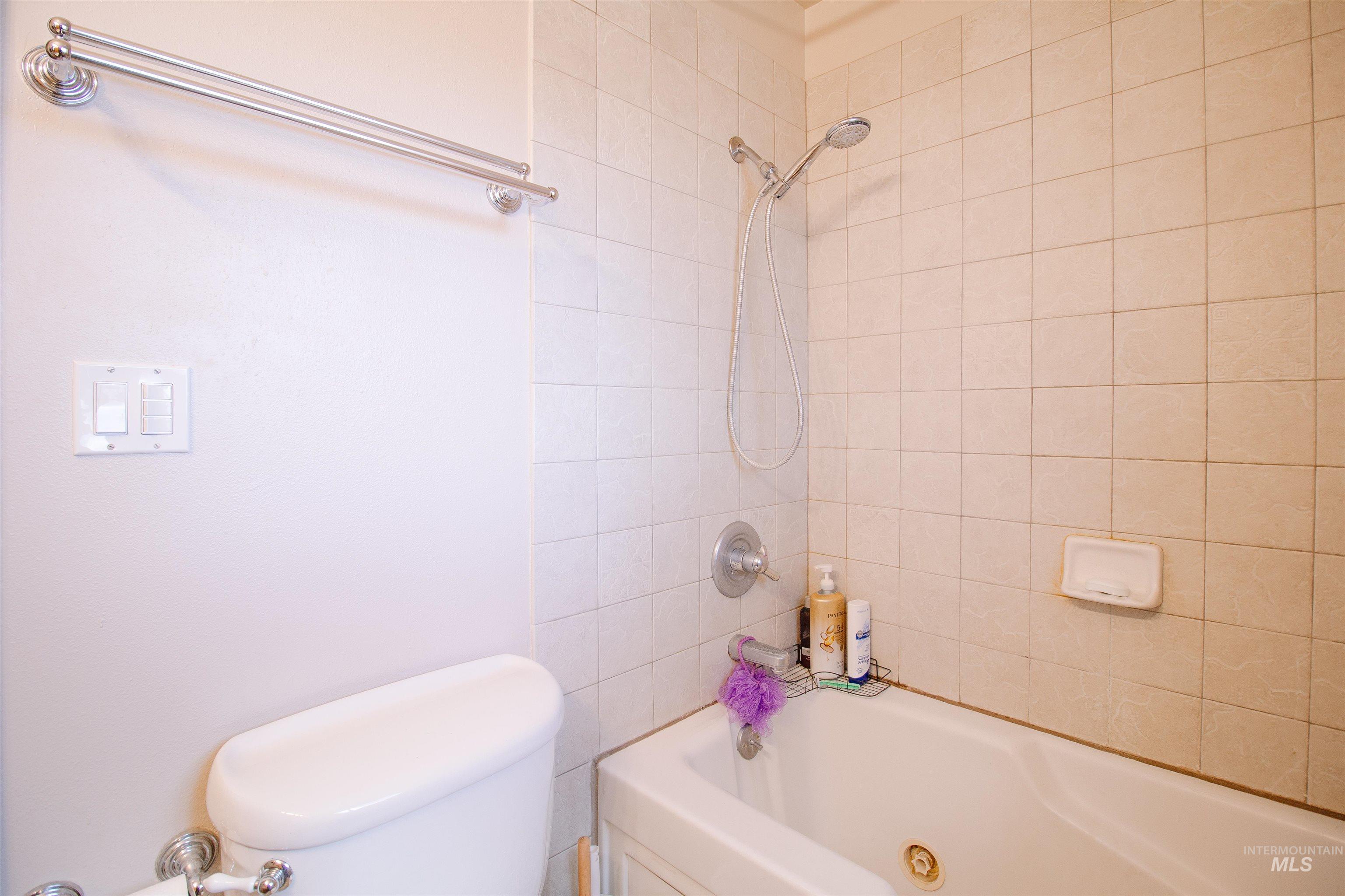 Twin Falls, Idaho 83301, United States, 3 Bedrooms Bedrooms, ,2 BathroomsBathrooms,Residential,Pending,79398