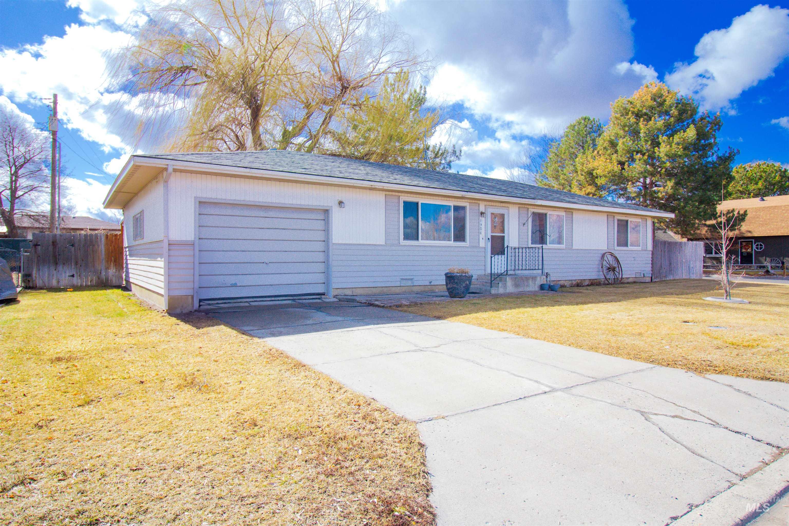 Twin Falls, Idaho 83301, United States, 3 Bedrooms Bedrooms, ,2 BathroomsBathrooms,Residential,Pending,79398