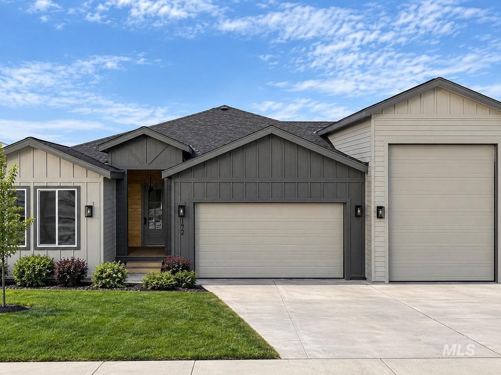 Photo of 300 NW Greystone Loop, Mountain Home, ID 83647 (MLS # 98997928)