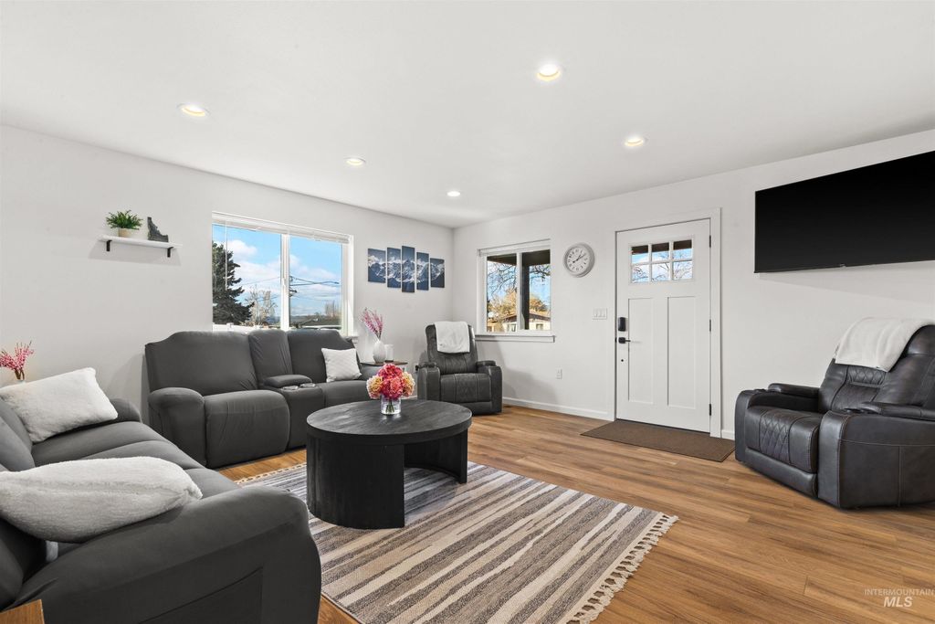 Photo of 1128 Bryden Ave, Lewiston, ID 83501 (MLS # 98964991)