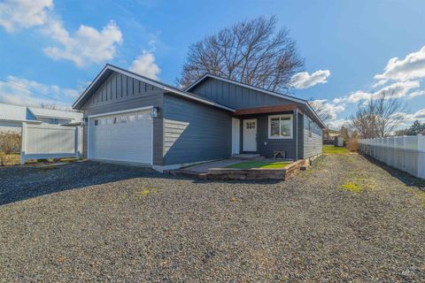 Photo of 1128 Bryden Ave, Lewiston, ID 83501 (MLS # 98964991)