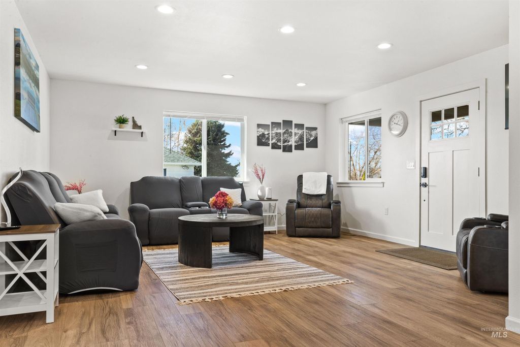 Photo of 1128 Bryden Ave, Lewiston, ID 83501 (MLS # 98964991)