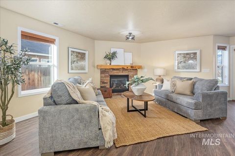 Photo of 208 E Kaibab Trail St, Meridian, ID 83646 (MLS # 98973195)