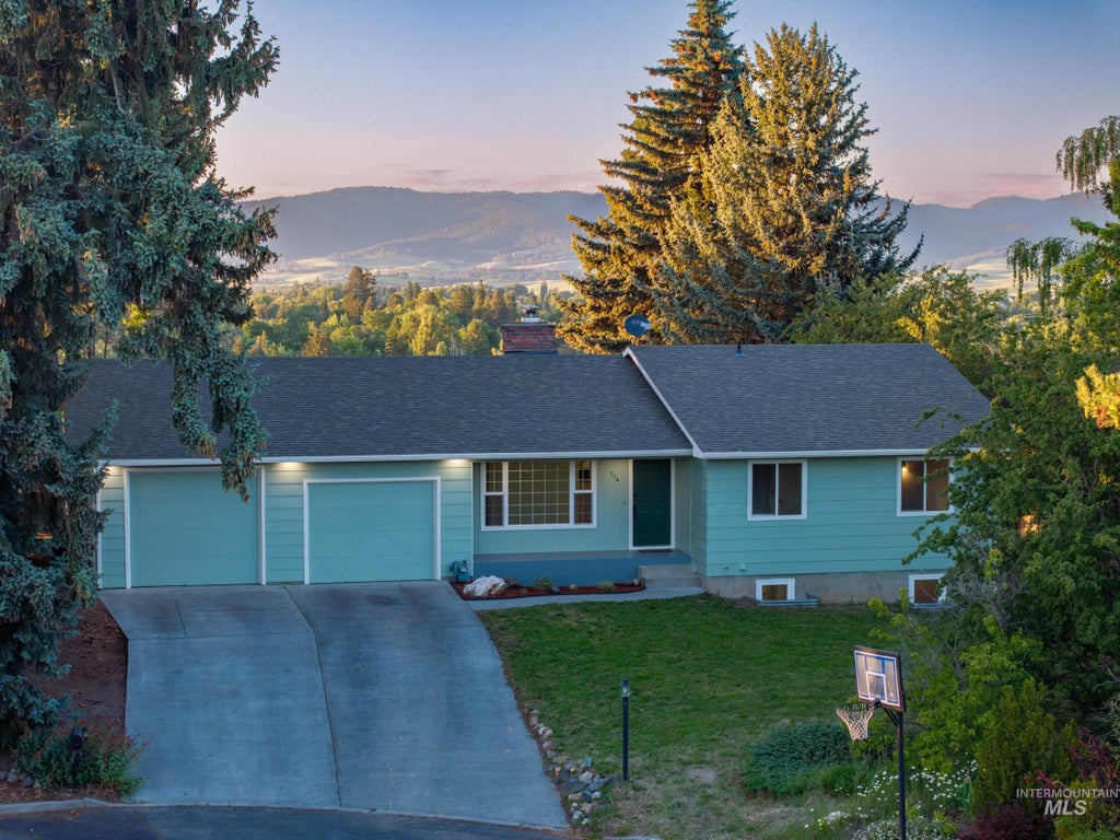 Photo of 114 Arrow St, Moscow, ID 83843 (MLS # 98991193)