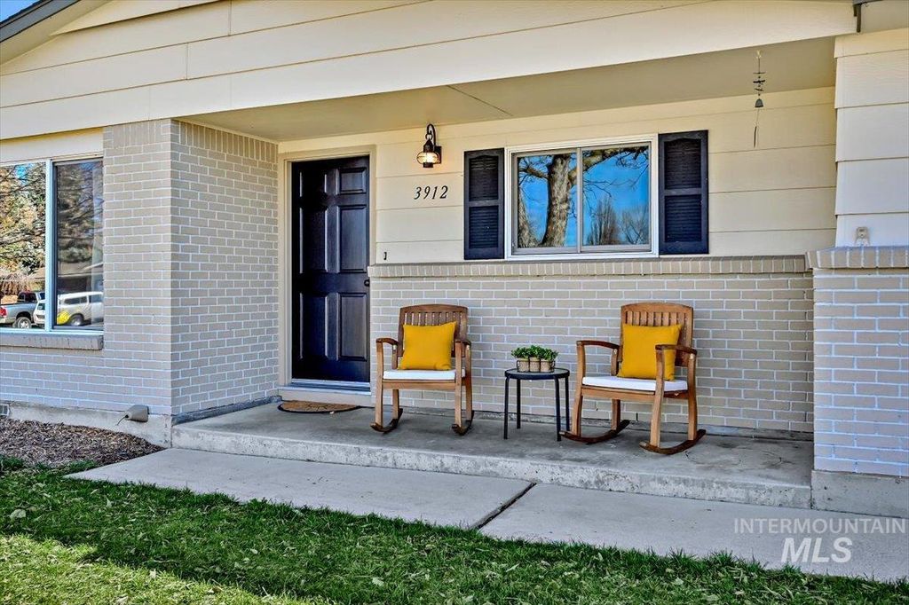 Photo of 3912 N Pepperwood Dr, Boise, ID 83704 (MLS # 98977540)