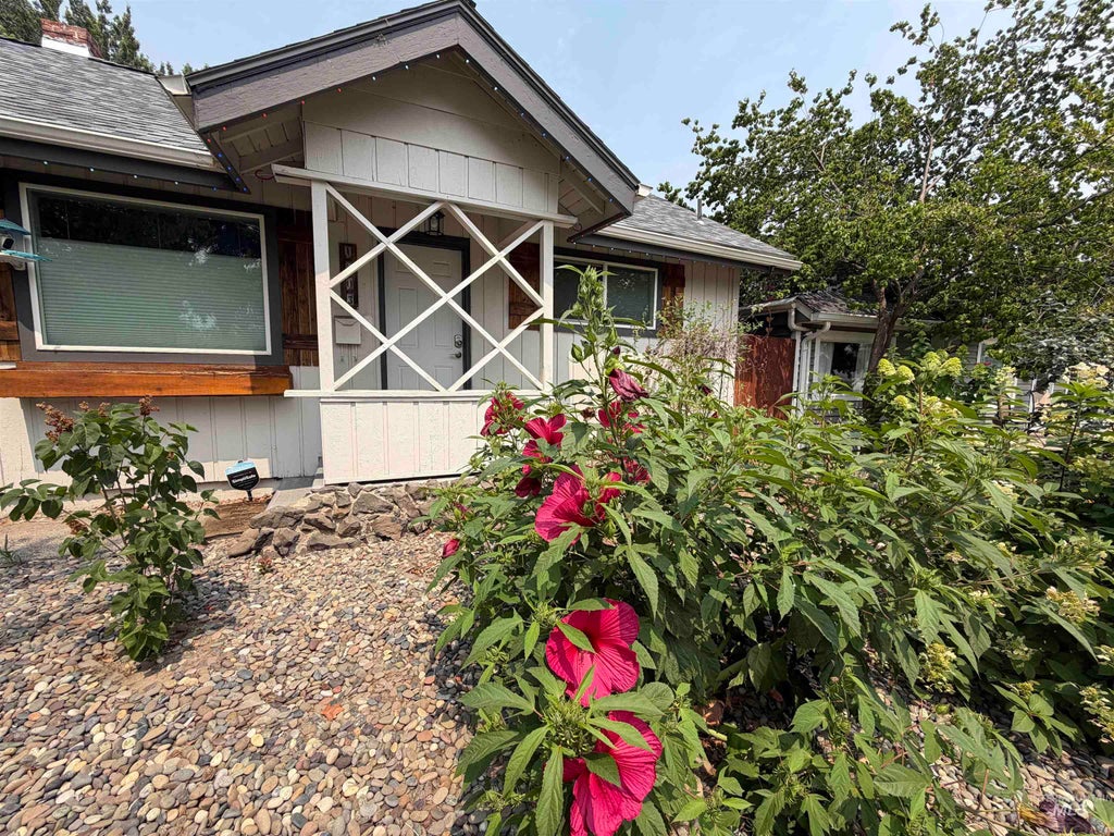 Photo of 1503 10th Ave, Lewiston, ID 83501 (MLS # 98992907)