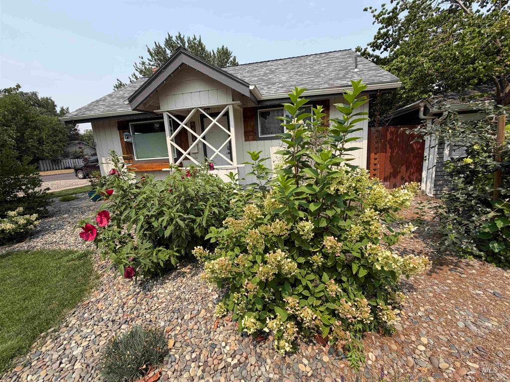 Photo of 1503 10th Ave, Lewiston, ID 83501 (MLS # 98992907)