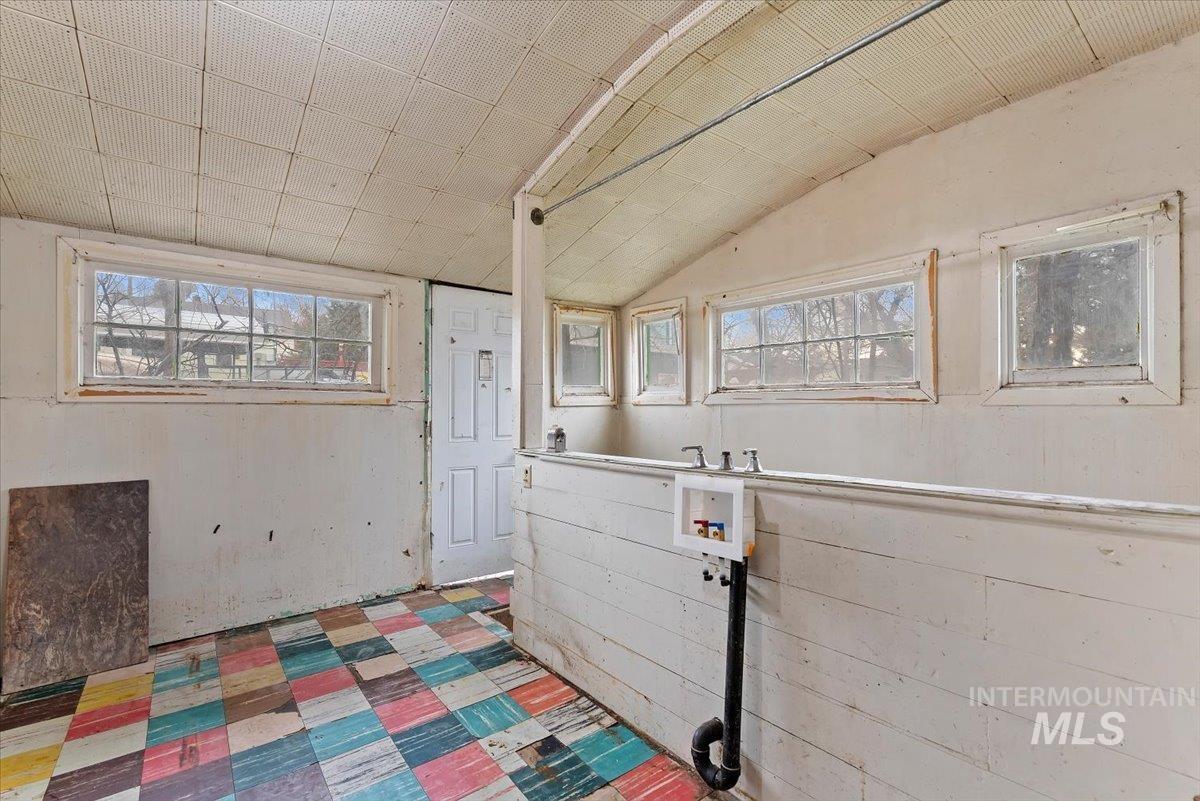 Laundry area featuring washer hookup