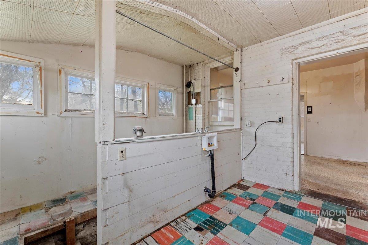 Laundry area featuring washer hookup