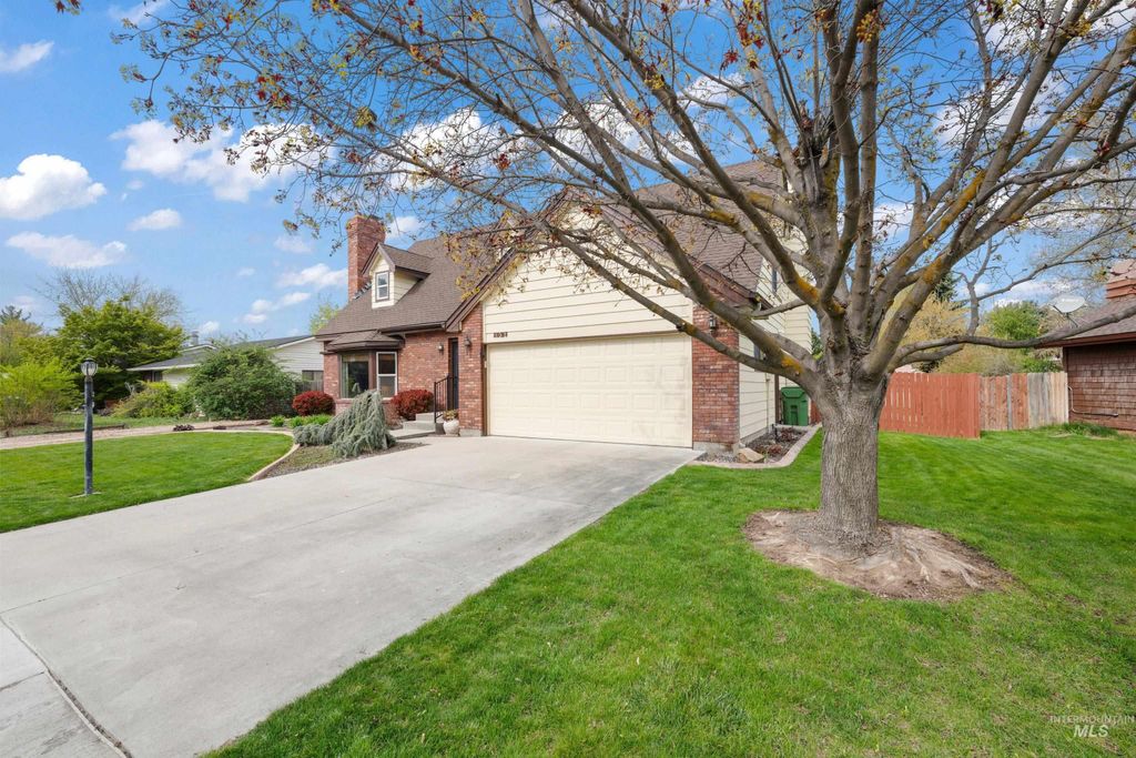Photo of 1921 N Incline Way, Meridian, ID 83646 (MLS # 98988356)