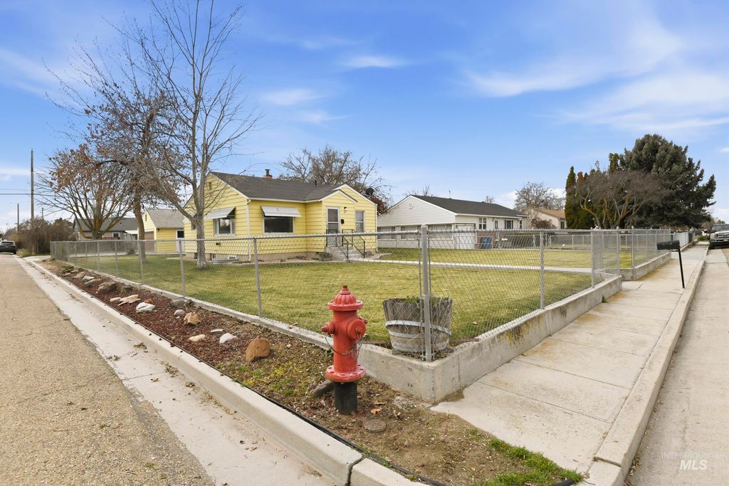 Photo of 303 W Hazel Street, Caldwell, ID 83605 (MLS # 98977880)