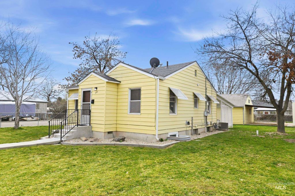 Photo of 303 W Hazel Street, Caldwell, ID 83605 (MLS # 98977880)