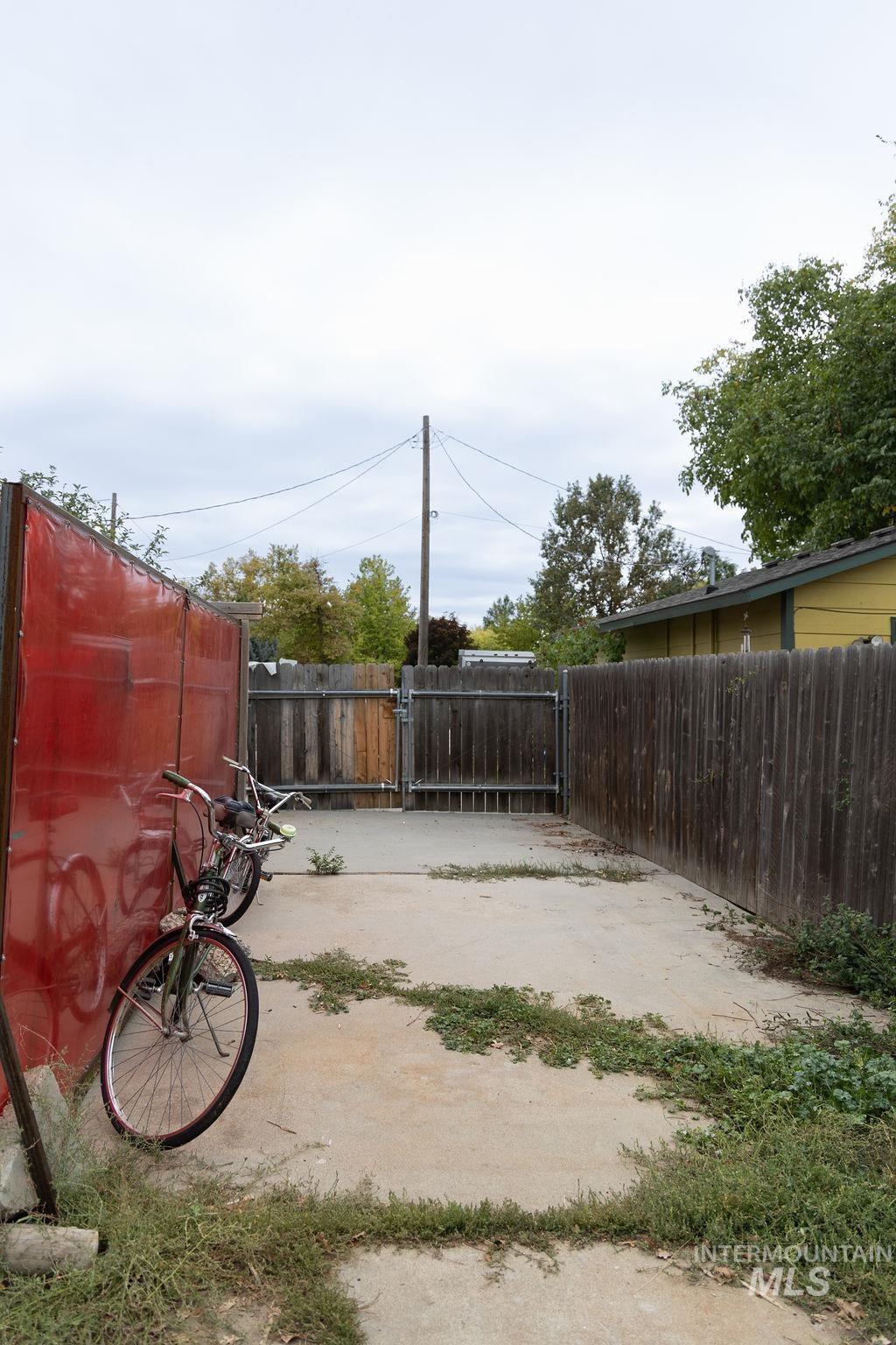 View of yard featuring a gate