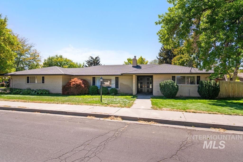 Photo of 2138 Hillcrest Drive, Twin Falls, ID 83301 (MLS # 98980170)