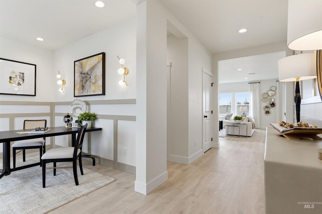 Photo of 1579 SW Silverstone Ave, Mountain Home, ID 83647 (MLS # 98976844)