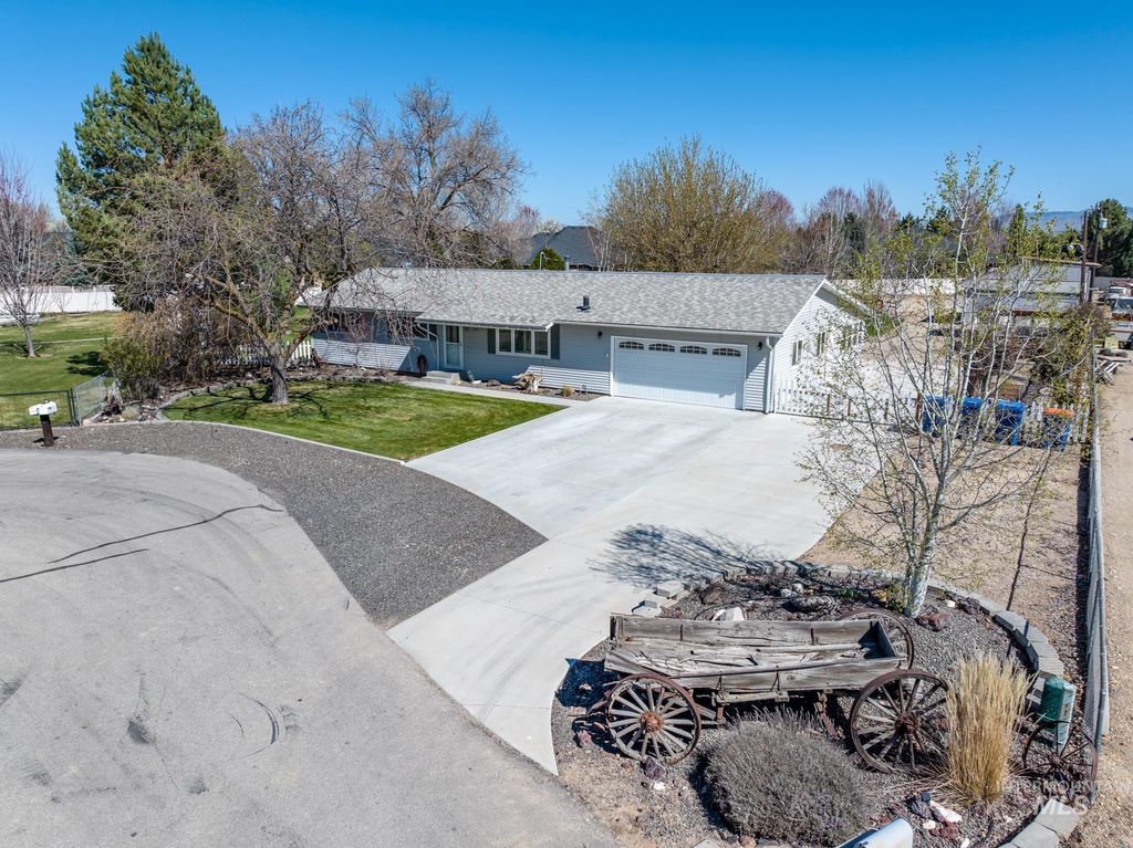 Photo of 4230 N Patriot Cir, Meridian, ID 83646 (MLS # 98979949)