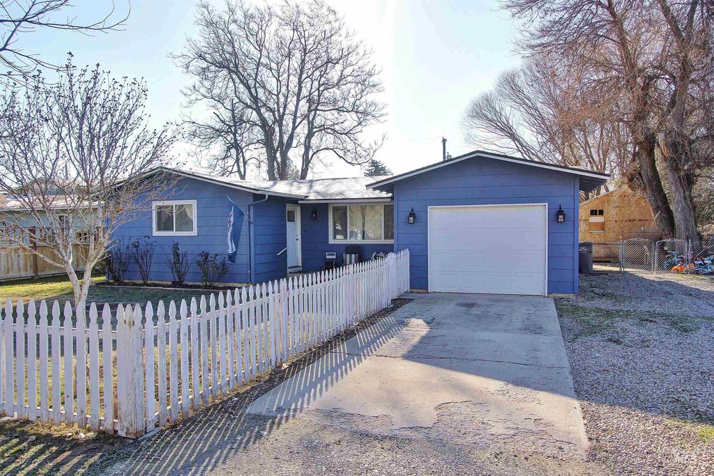 Photo of 217 W Washington Ave, Homedale, ID 83628 (MLS # 98972912)