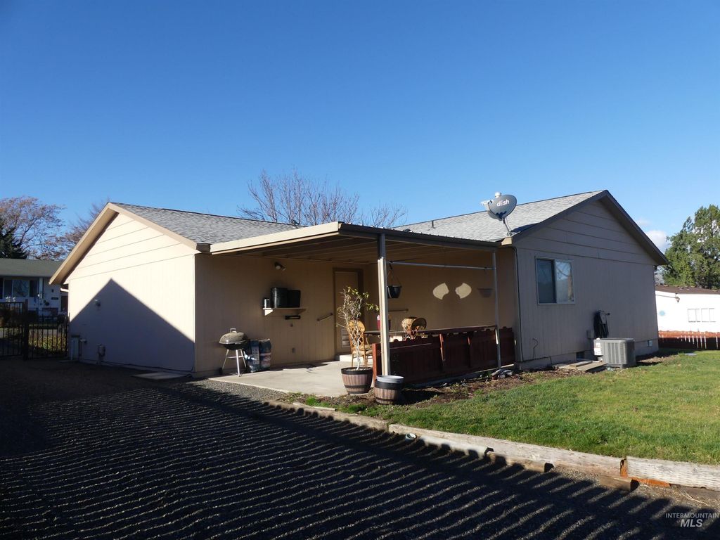 Photo of 2733 Rainier St, Clarkston, WA 99403 (MLS # 98969970)