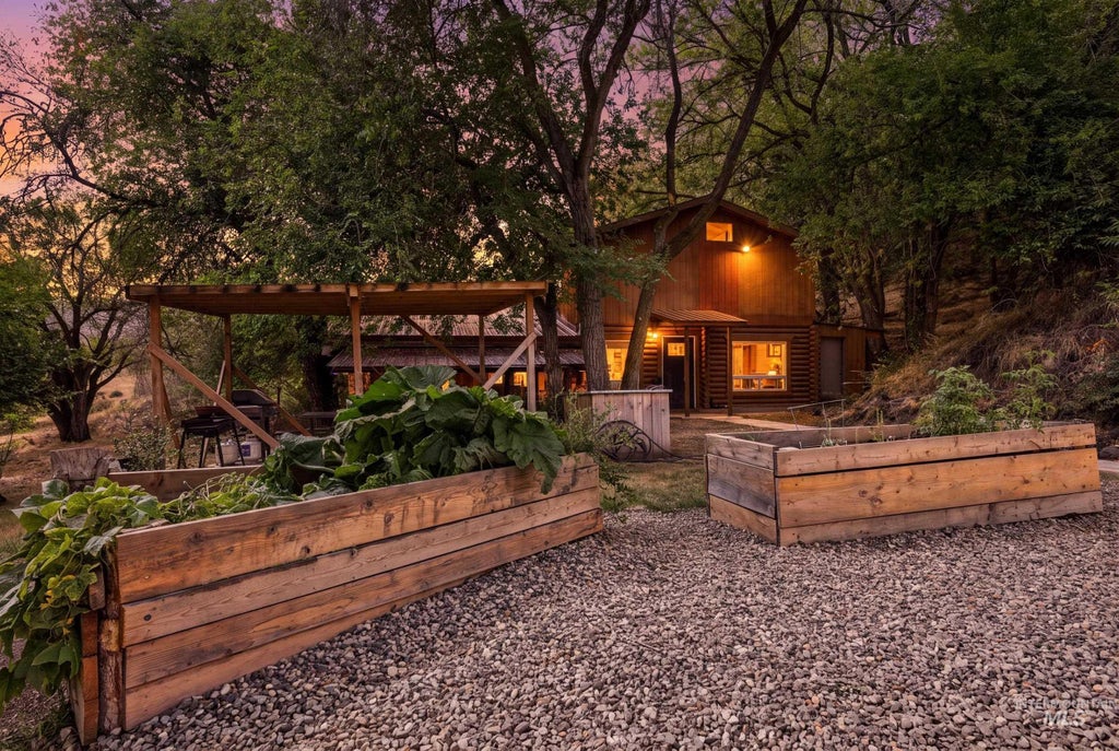 Photo of 6 Sunburst Rd, Horseshoe Bend, ID 83629 (MLS # 99000074)