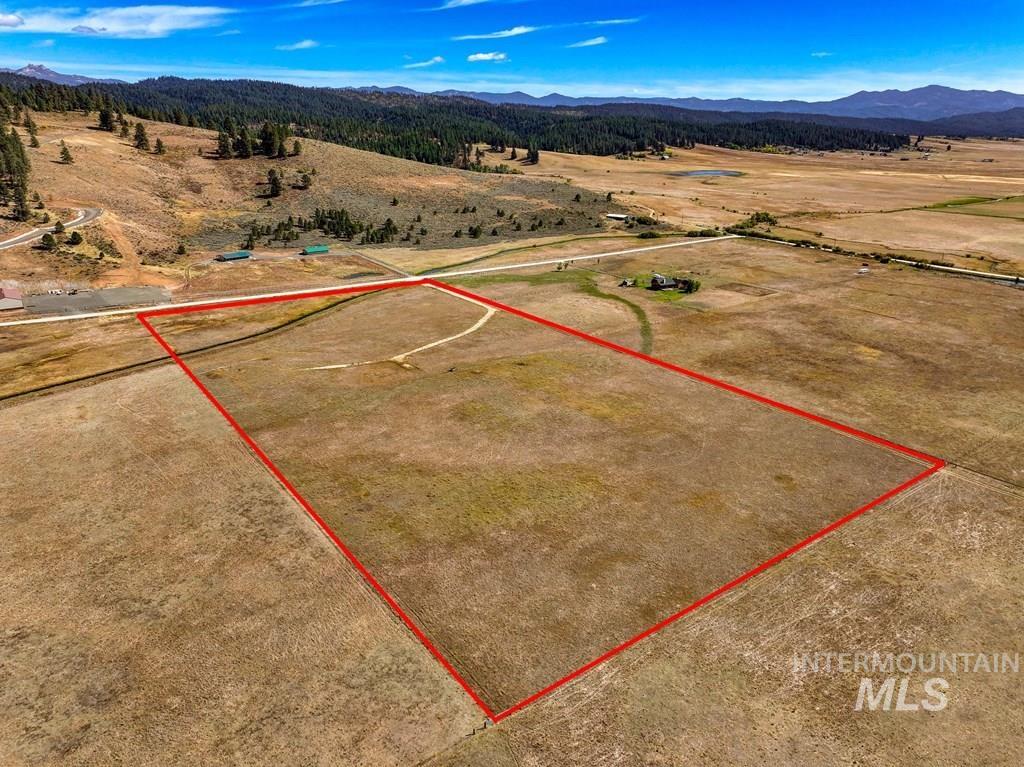 View of property location featuring property boundaries highlighted and a mountain backdrop
