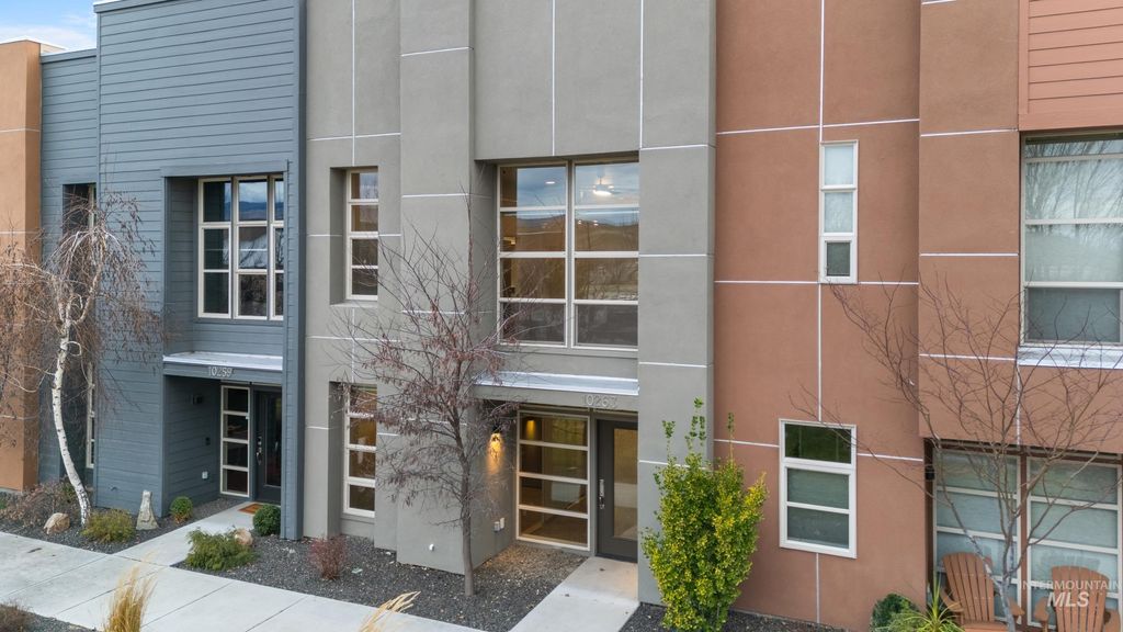 Photo of 10263 W Carlton Bay Dr, Garden City, ID 83714 (MLS # 98970784)