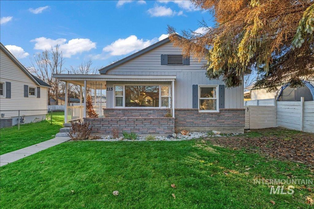 Photo of 215 S Locust St, Nampa, ID 83686 (MLS # 98968625)