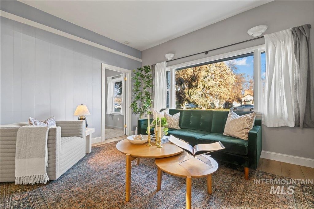 Photo of 215 S Locust St, Nampa, ID 83686 (MLS # 98968625)