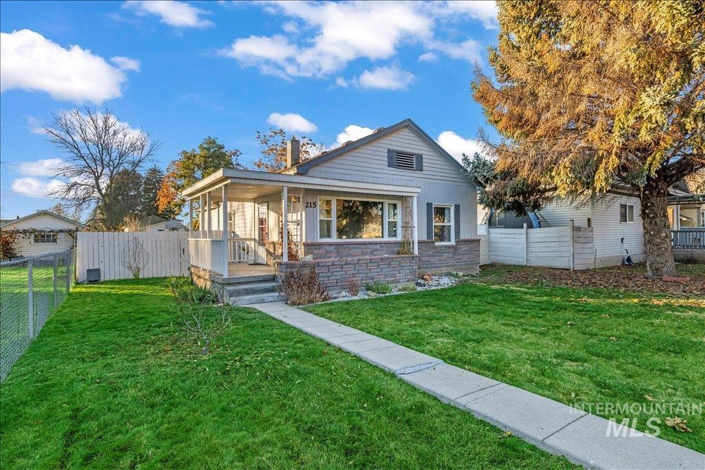 Photo of 215 S Locust St, Nampa, ID 83686 (MLS # 98968625)